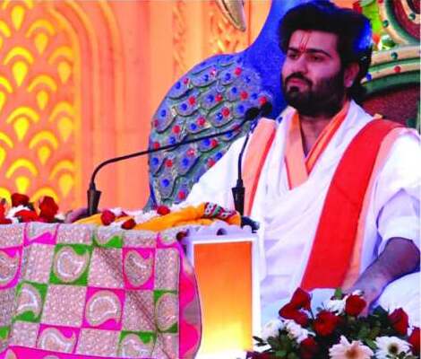 Shri Vrajrajkumarji Mahodayshri giving katha at a VYO event